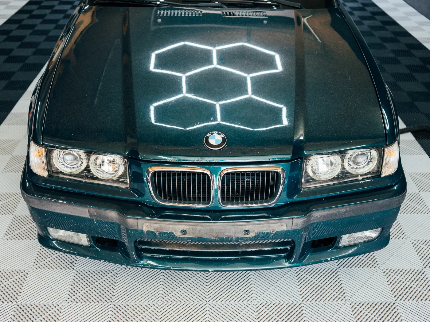 BMW Fahrzeugfront vor und nach der Aufbereitung – Vorher