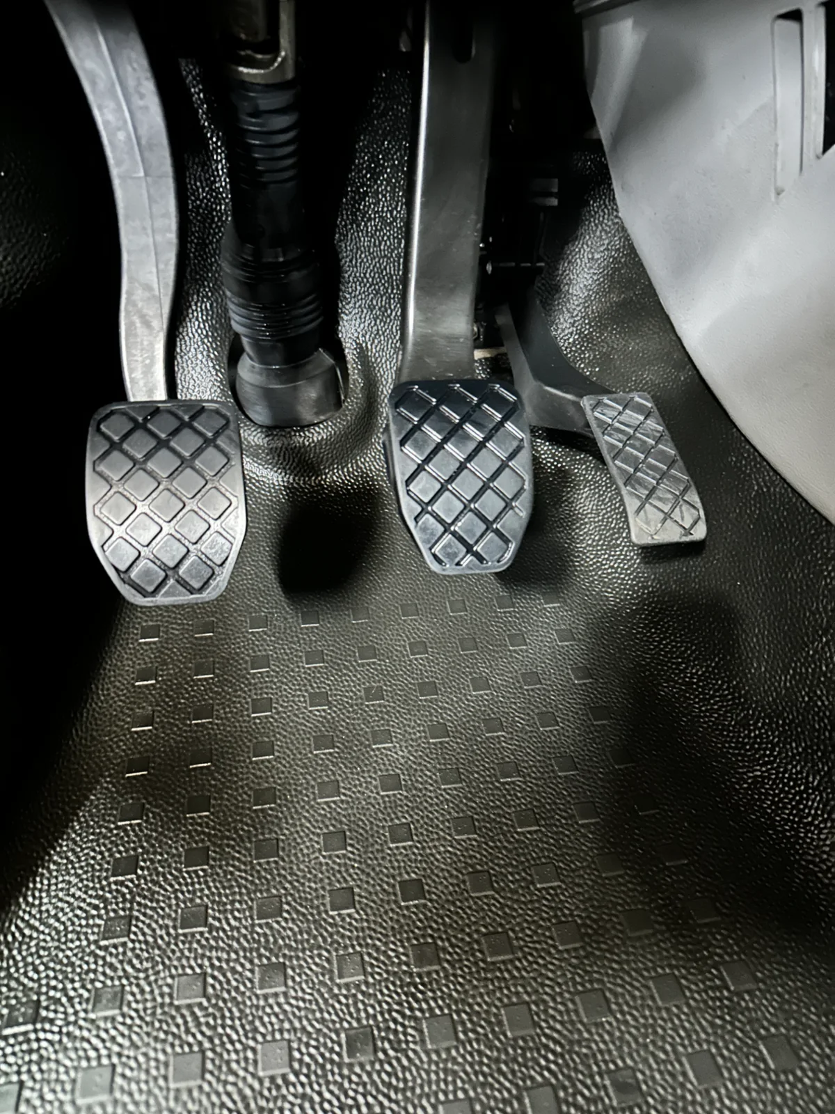 Pedal- und Fußraum vor und nach der Detailreinigung – Nachher