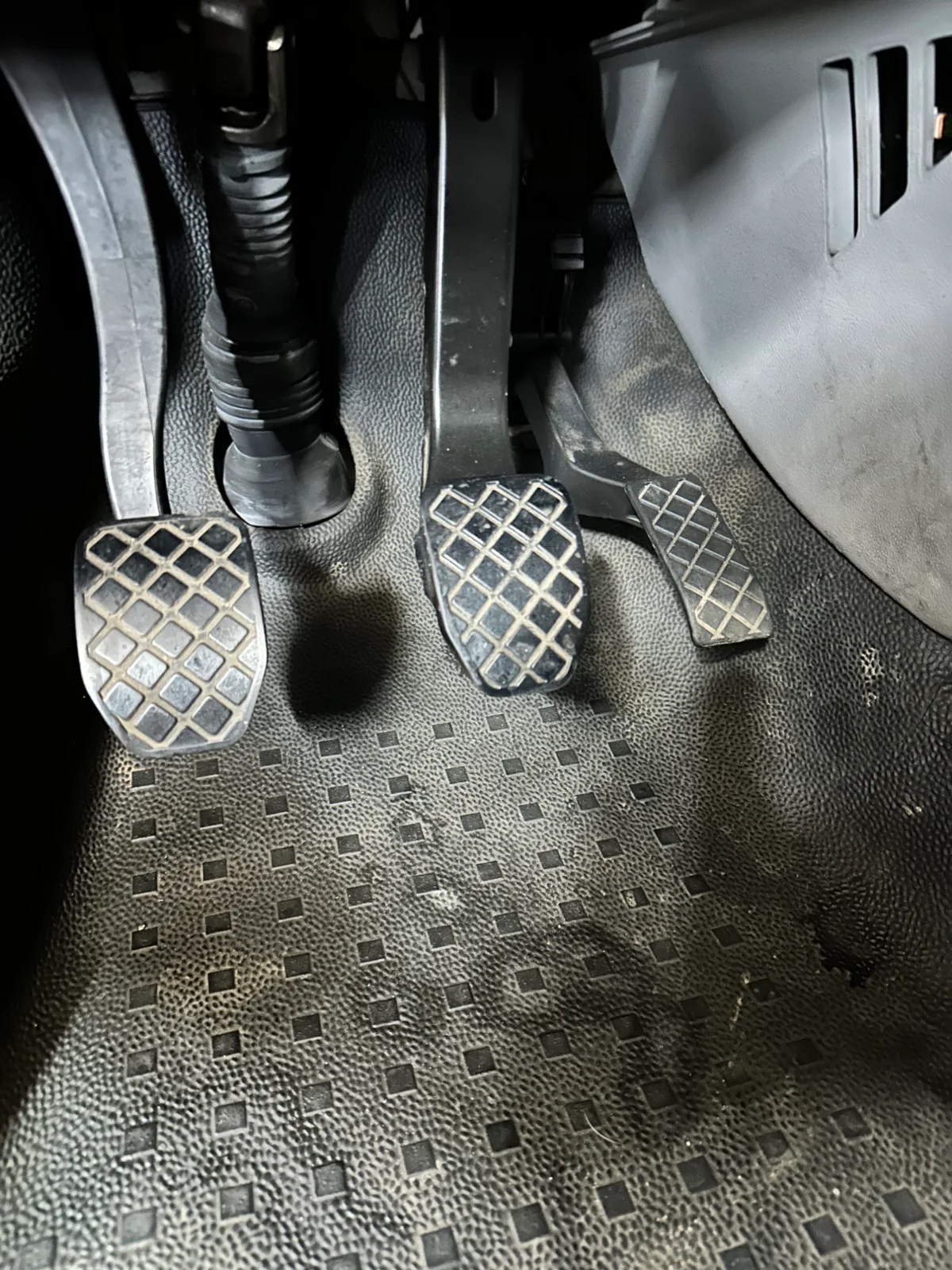 Pedal- und Fußraum vor und nach der Detailreinigung – Vorher