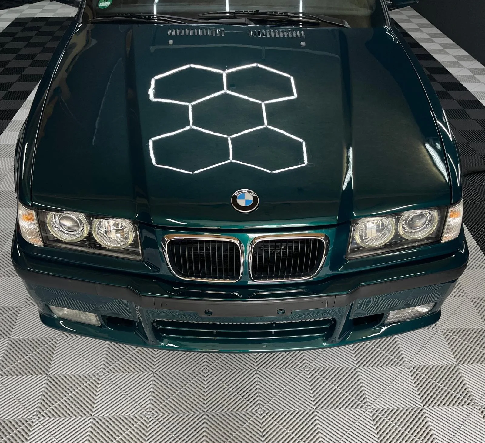 BMW Fahrzeugfront vor und nach der Aufbereitung – Nachher
